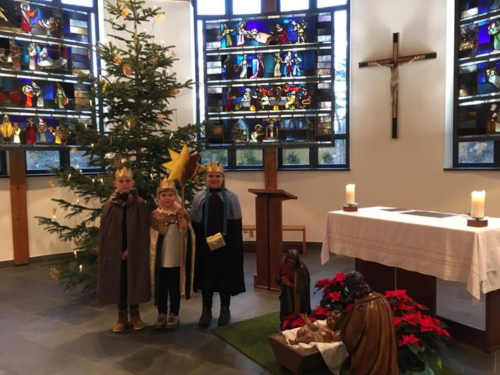 Sternsinger am 6. Januar 2022 in der Kapelle des St. Elisabeth-Krankenhauses. © Maria-Anna Feydt